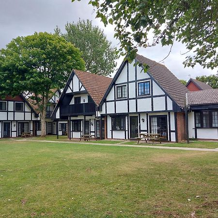 היילה 3.9. Tudor Court מראה חיצוני תמונה