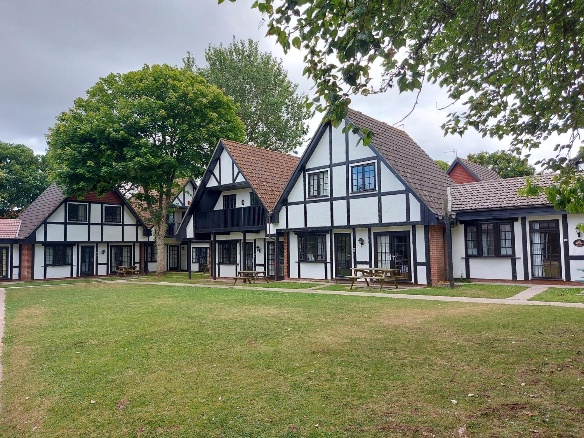 היילה 3.9. Tudor Court מראה חיצוני תמונה